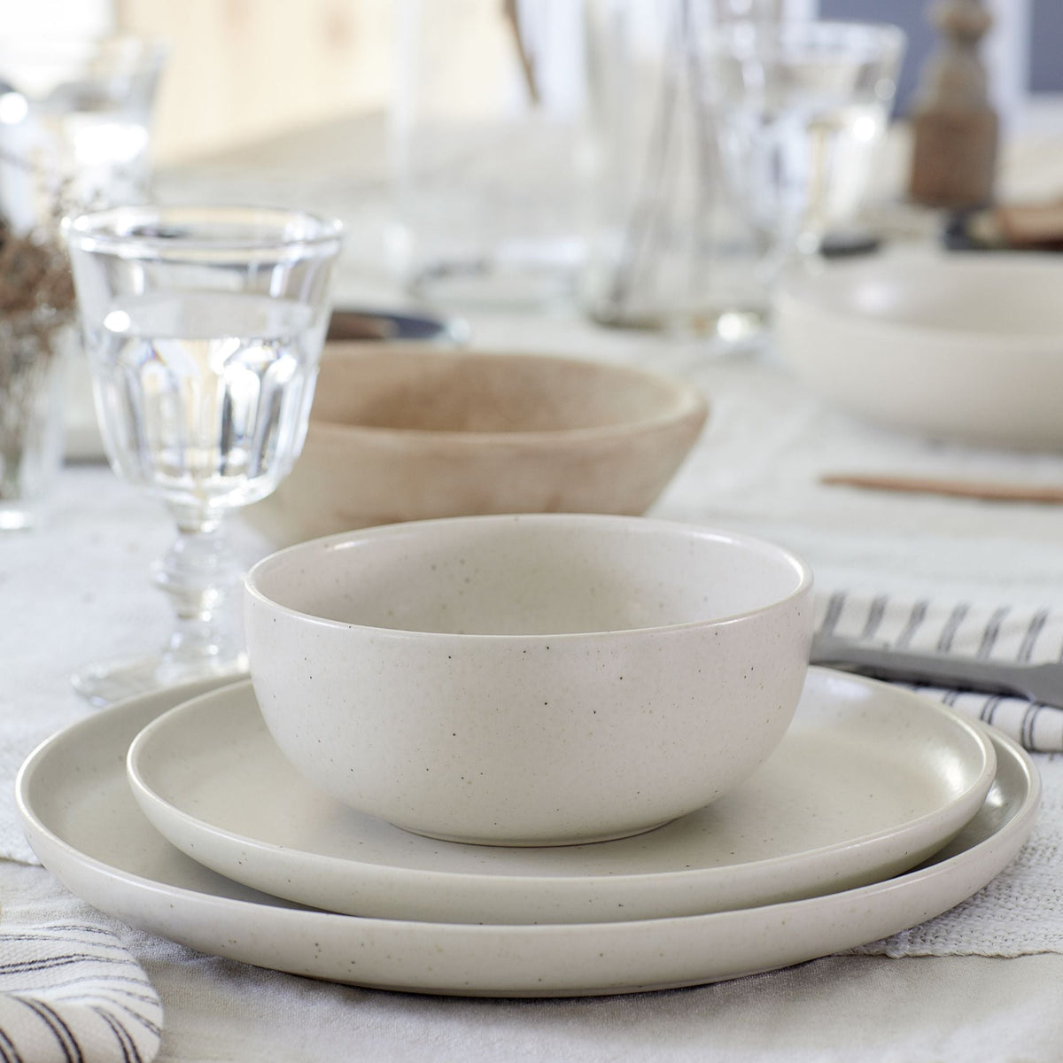 باسيفيكا فانيليا بيج على الطاولة - Pacifica Vanilla Beige table