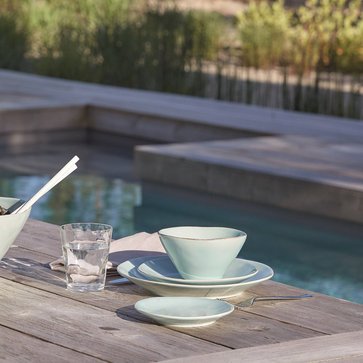 نوفا تركواز على طاولة الطعام - Nova Turquoise table setting