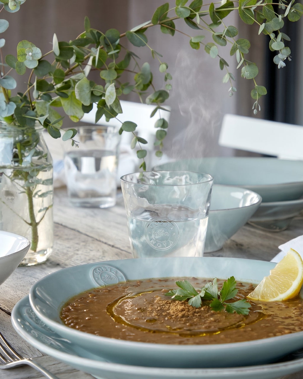 شوربة عدس في صحن نوفا تركواز